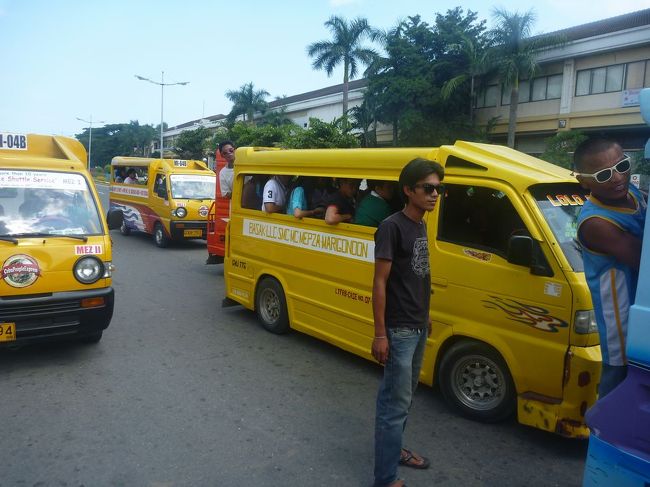 乗合バス。かなり天井低いので気を付けてね！