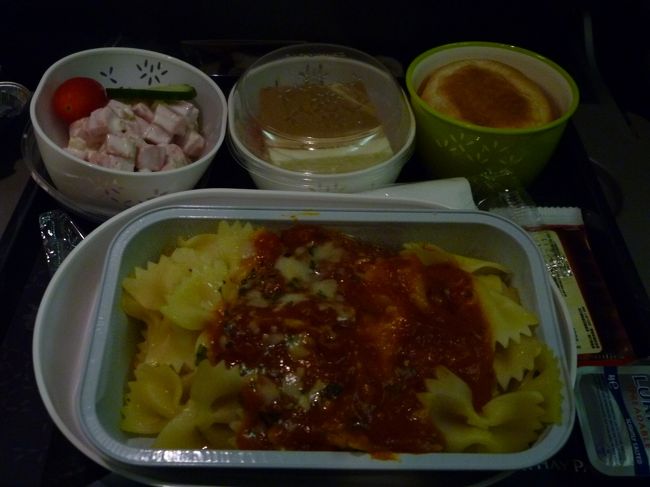 機内食1回目。<br /><br />のだめカンタービレの映画があっていたので、それを見ながら食べました。<br />