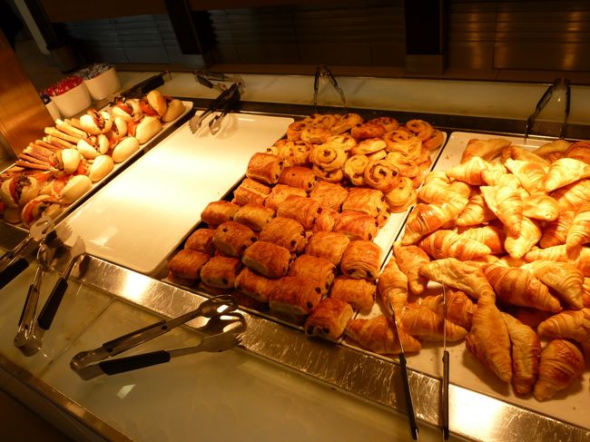 クロワッサン、ロールパンにベーコンなどを挟んだものなど、パンが充実していました。<br /><br />