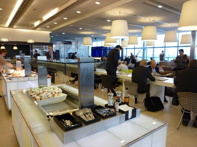 ヒースロー空港・ターミナル５の英国航空ラウンジです。<br /><br />場所柄、ビジネスマンが多くて、場違い感を味わいます。<br /><br />