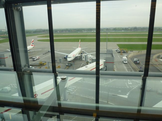 窓の外には、英国航空機が見えます。