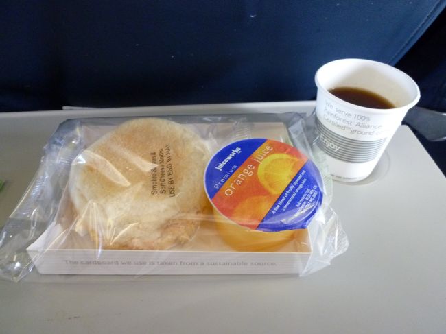 ヒースロー空港発の英国航空は、遅れることが多いのですが、今回は定刻に出発しました。<br /><br />機内食が出ましたが、さすがにお腹いっぱいで、こちらはお持ち帰りしました。