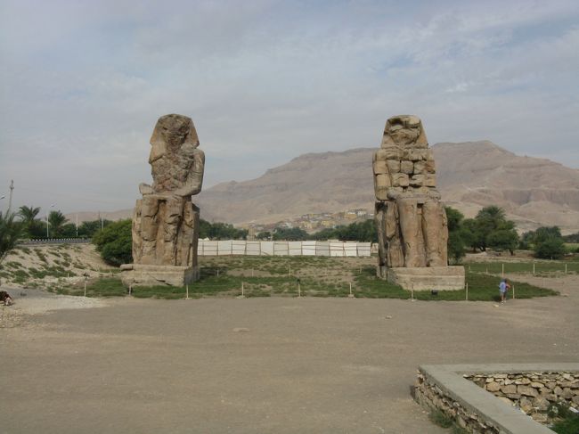 翌朝はメムノンの巨像からです。