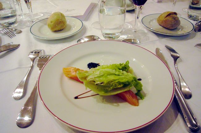 全日空の直行便でパリ・シャルル・ドゴール空港へ。<br />到着のビルが　全日空は　古いビルでした。ですので前年に到着した同じ空港とは全然違って狭い感じのエレベーターに乗ったりしました。<br />　お迎えのバスに乗って、パリ市内のオペラ座のすぐ近くのスクリーブと言うホテルへ。<br />　早速ホテルのＢ１のお部屋でウェルカムディナー。<br />　ミシュラン一つ星を獲得したシェフのお料理だそうです。