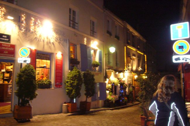 　初日の夜ではありますが。シャンソンを聞きに、タクシーでモンマルトルへ。<br />　パリのタクシーは　助手席に人を載せないそうで、3人しか乗れません。どっちにしろ5人だったので、2台のタクシーに分乗。<br />　シャンソニエは　去年と違う場所に行こうと思い、ガイドブックを見て指定したのに、モンマルトルの山のふもと、、のはずが、タクシーは丘の上に到着。仕方なく下車。<br />　サクレクール寺院がライトアップされています。<br />　昼間は似顔絵かきがたくさんいる広場。夜も　この辺りはにぎやか。あちこちのレストランから人の声が聞こえてくるし、何やら歌声が聞こえてくるお店もあります。