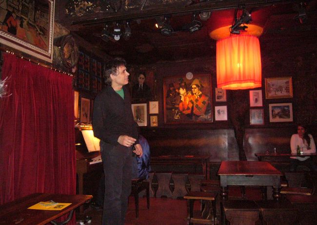 赤っぽい照明の店内。次々と歌手の人が　みんなで歌ったり<br />ソロで歌ったり。<br />途中で一度帰ろうとして（有名な曲　枯葉とかはしないのですか？）と聞いたら、「歌ってあげる」と言ってくれて<br />もう一度お部屋へ戻りました。<br />　12時過ぎまでいて、タクシーを呼んでいただきました。