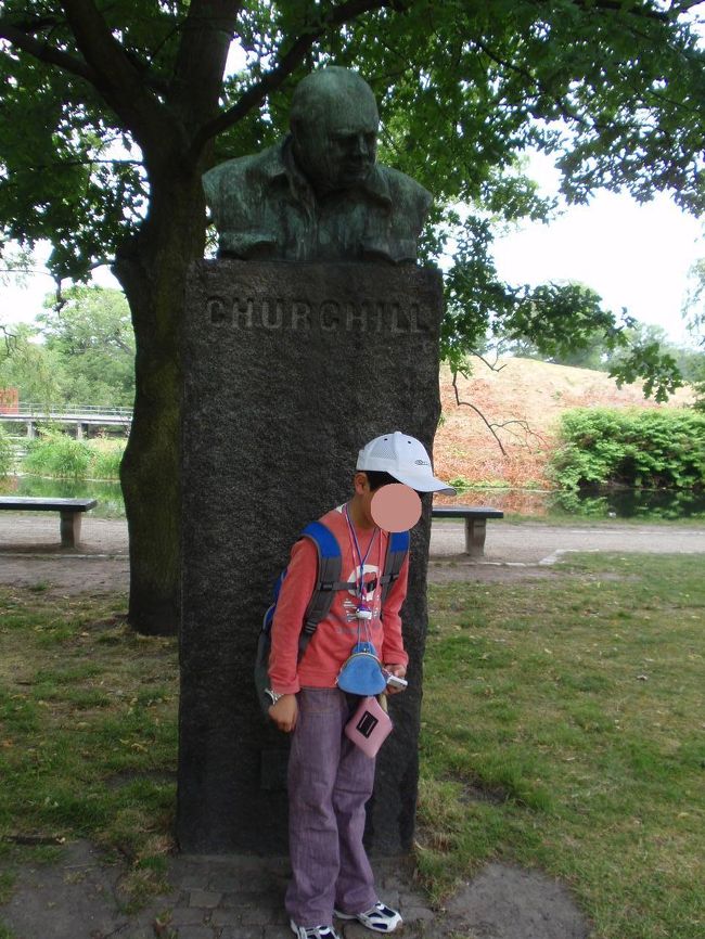 これがチャーチルの像です。なんでも落とした葉巻を探しているのだとか。。。<br />この方の名前を頂いてチャーチル公園なのだそうです。