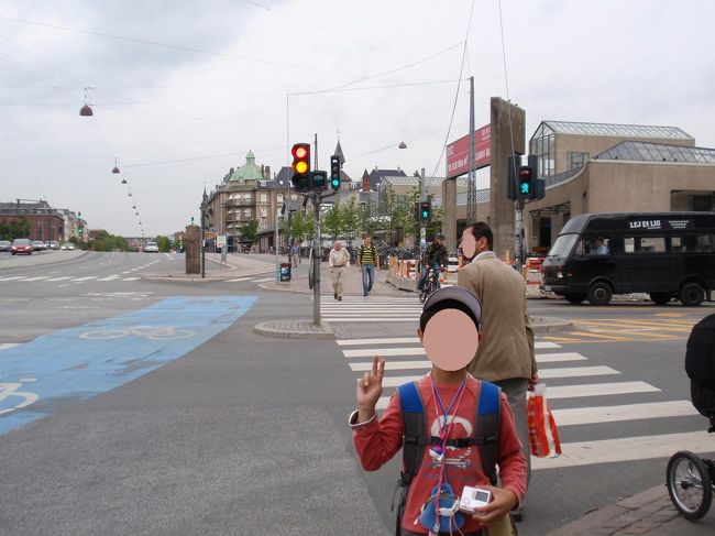 駅前の歩道です。信号の向こうに見える赤い看板(?)がエスターポート駅の入り口です。