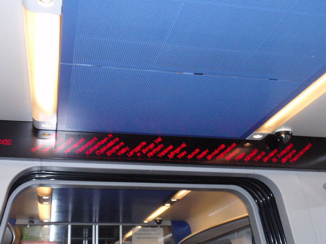 エストーの中です。電光掲示板で今どこを走っているかが分かります。行き先もわかって便利です。ちなみにエストーは国鉄なので、パス(ユーロパスやスカンパス)が使えます。<br />昔はこんなのなかったのに、便利になったもんです。<br />この後ホテルをチェックアウトして飛行機(ＳＡＳ)でコペンハーゲンからノルウェーのオスロへ行きます。事前に日本でインターネットで購入していたので(今では当たり前ですが)コペンハーゲンの空港は既にほぼ完全にEチケットになっていました。オスロまでは約１時間で到着です。機内食は機内販売(←ＳＡＳですから・苦笑)でした。<br />