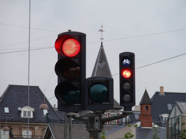 中央の信号機の奥にある信号機は自転車専用信号機です。<br />見えにくいのですが、一番上に自転車のマークが点灯していて、その下３つの丸が信号です。