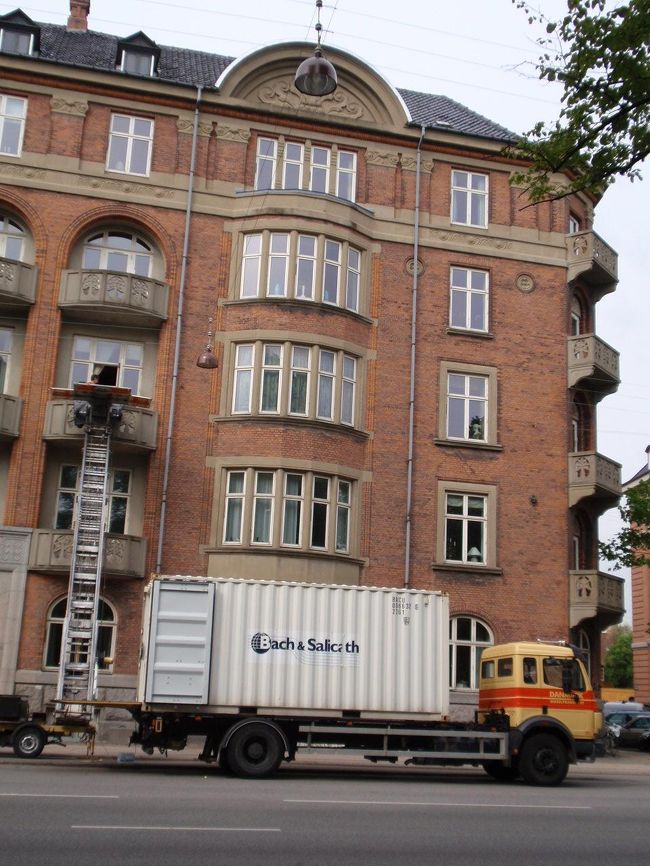 お引越しの真っ最中です。はしごで建物の外から窓を使って荷物の出し入れなんて面白いですね！