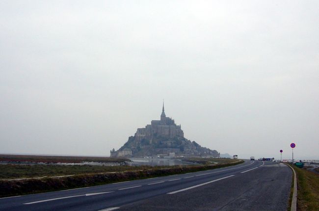 パリから遠いので丸一日かかるのは知っていたけど、<br />「一度は行かなくちゃ！」とオプショナルツアーに参加して<br />モン・サン・ミッシェルへ行ってきました。<br /><br />お天気は曇り空です。<br />パリから高速道路をかなり走ったら、平原の先にぽつんと、小さく見えてきました。