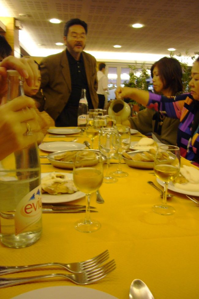 島へ上陸の前に、昼食です。<br />ここでは、ふわっふわのオムレツが有名です。