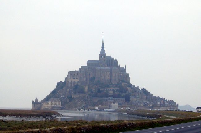 望遠カメラで撮影。<br />意外と小さい島みたいです。