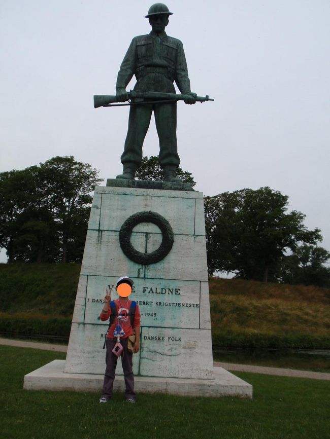 入り口には第２次世界大戦で亡くなった兵士の像もあります。今では広くて静かなきれいな公園ですが、ここが要塞であったことを思い起こさせます。