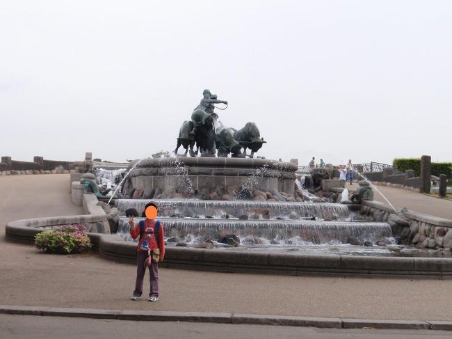 全体像です。流れる水の量の多さも分かっていただけると思います。個人的に好きな像です。