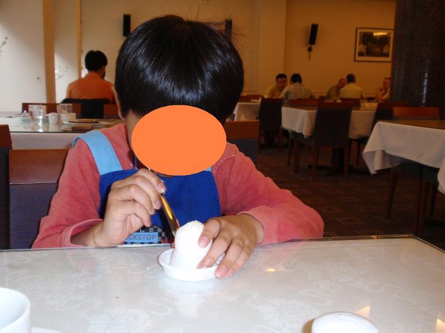 北欧ではゆで卵の種類が豊富です。半熟から固ゆでまで３種類ぐらいかがチョイス出来ることが多いです。朝っぱらからこんな風に食べるの、日本ではないですね〜(^ ^;;)<br />何故か朝食のシメにこれを食べてから出発です！