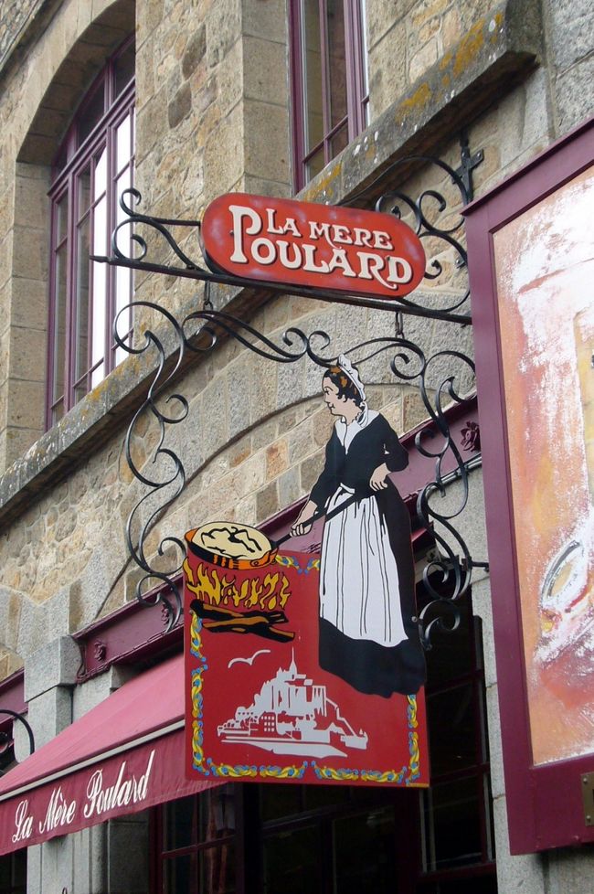 有名なオムレツやさんの看板です。