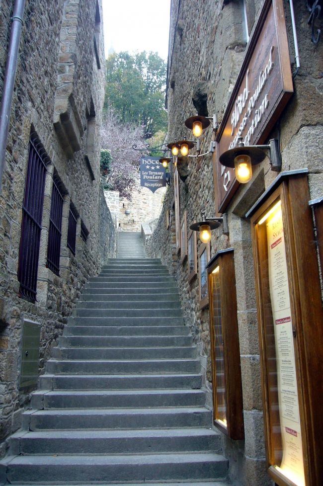 島は狭い階段を上っていきます。<br />お土産物屋さんが、周りに並んでいて、江の島みたいな雰囲気です。