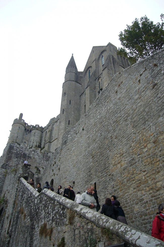 教会はお城のよう。石造りの階段を上ります。