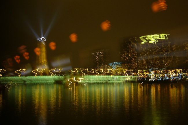 パリに戻ったらもう夜です。夜景が綺麗！！セーヌ川です。