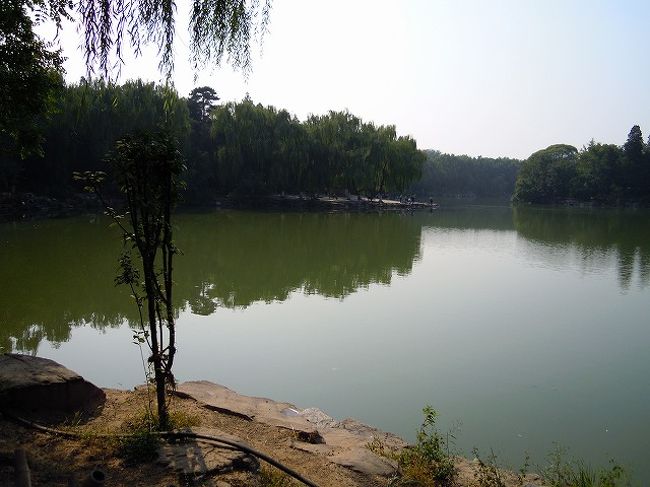 こちらは２つめの未名湖です。<br />そのまま読んじゃうとミナコ！<br />つい友達の女の子を思い出しちゃいました(笑)<br /><br />こちらの未名湖の写真だけを見てしまうと<br />どっかにありそうな観光地っぽいですが大学内です。<br />日本だと池のレベルが多いですがデカ過ぎ！<br />湖畔では学生が本を読んだり音楽を聴いていたり<br />皆さんマッタリと過ごしてます。<br />湖は「名も無い学生がいつか名を成し成功するように」<br />との思いを込めて"未名湖"と付けられたそうです。