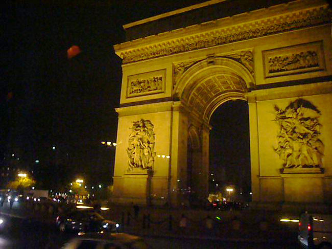 凱旋門もライトアップされています。<br />