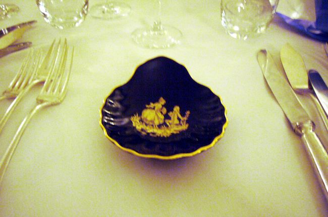 急ぎ着替えて、最後の夜なので、ディナーへ。<br />少し離れた会場へバスで向かいます。<br />