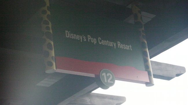 ちなみにpop century resort行きの乗り場は12番です。<br />（※オールスターリゾートのスポーツ・ムービー・ミュージックへ行くバスについては１つのバス乗り場から出ておらず「all star resort」と書かれた案内のところで待てばバスが来ます。）