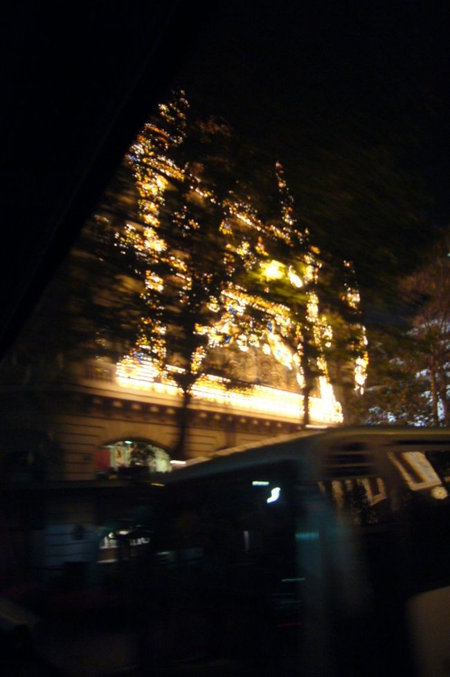 デパートが　クリスマスイルミネーションの点灯テストをしていました！<br />綺麗な照明を見ることができてラッキー！