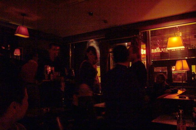 ホテルに戻った後も　最後のパリの夜が名残惜しい私たち。<br />私が去年泊まったホテルの向かいに、ライブハウス的なバーがあったので、そこへ出かけていることに。<br />