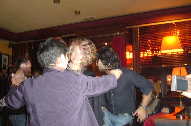 リーズなぶるな料金で、パリの地元に人で賑わっています。<br />楽しいパリの夜になりました〜。<br /><br />4日目は、モン・サン・ミッシェルに行ってみることができました。<br />江の島みたいだったな。が感想。<br />また晴れていたら　もうちょっと綺麗だったのかも。<br />夜景のパリ。そして、ディナー。ナイトクラブにも。<br />その５＝5日目に続きます。