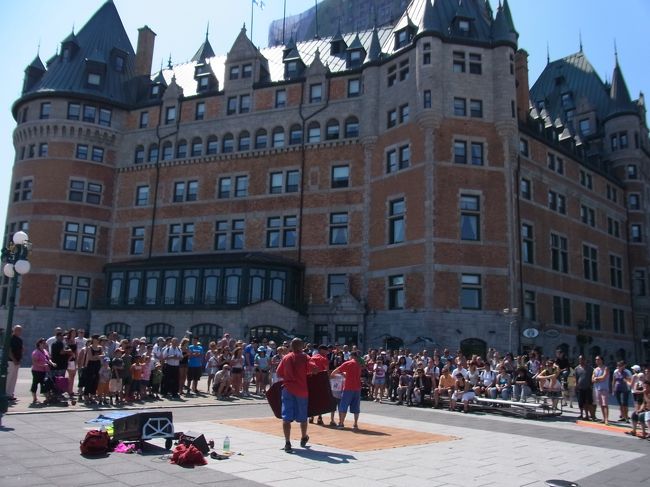 名物の古城風ホテル、シャトー・フロントナック・ホテルです。<br />ここに泊まろうとNetで探したのですが、なかなかに高い。1泊4万円くらい。<br />ツアーで泊まったほうが安いようです。<br />