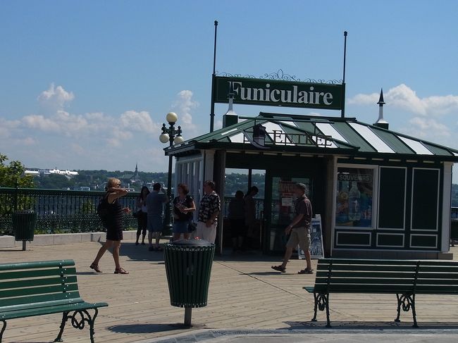 フニクラーレの乗り場です。下界に？降りられます。