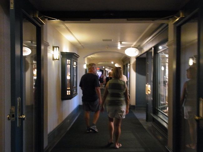 泊まらない代わりにフェアモントホテルでランチバフェを取ることにしました。<br />廊下を進んでレストランに。