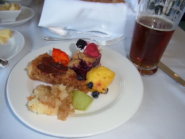 デザート。こっちの方が主菜より多いとはどういうことか？<br />初めて見るのばかりだから、とにかく味見、味見。<br />