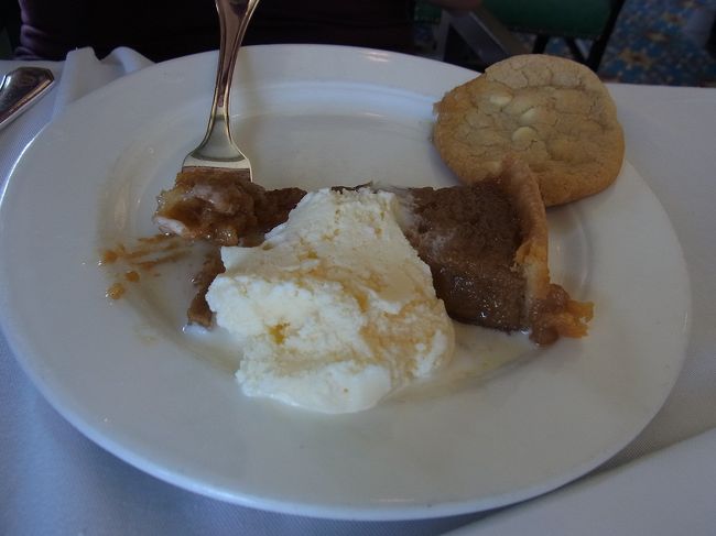 友人はシュガーパイ。すっごく甘い。砂糖パイだものね。<br />完食してました。<br />英語で甘い物好きを、I have a sweet tooth.というそうです。<br />sweet mouth ではないんですね。aweet mouthでは、なんとなく違う意味になりそう？