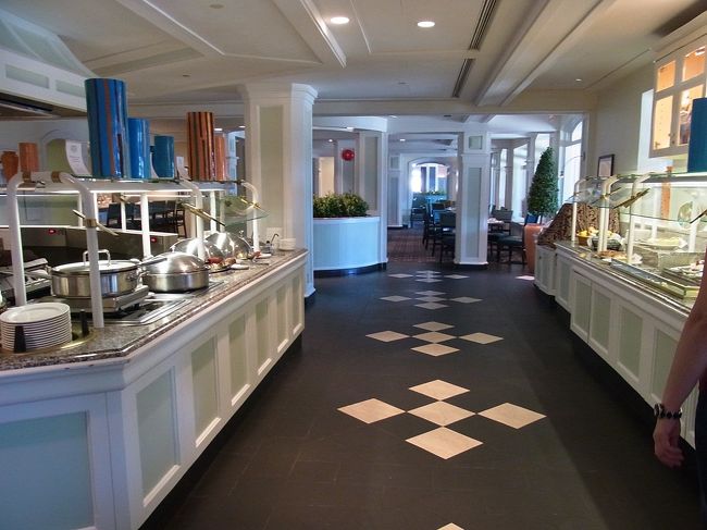 バフェ。左が食事、右がデザート。