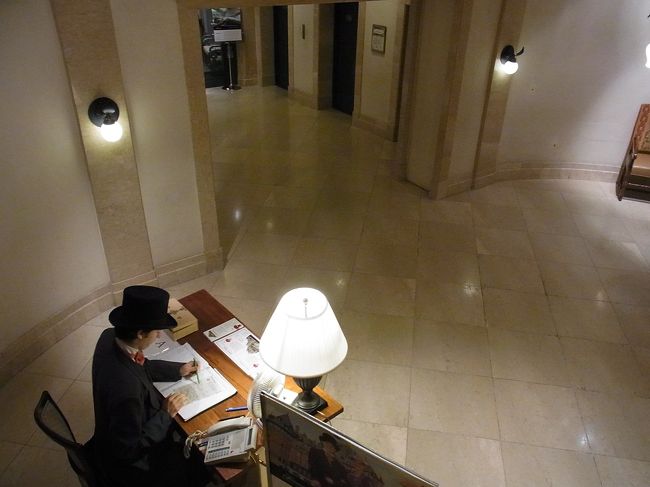 ここは地下にある館内ツアーの受付。ツアーの係りの人はみな、昔の服装をしています。