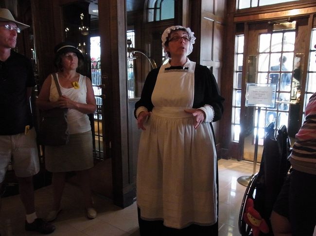 ツアーはホテルの1階の説明からスタート。<br />私たちは英語のツアーなので、このふくよかな女性が案内。