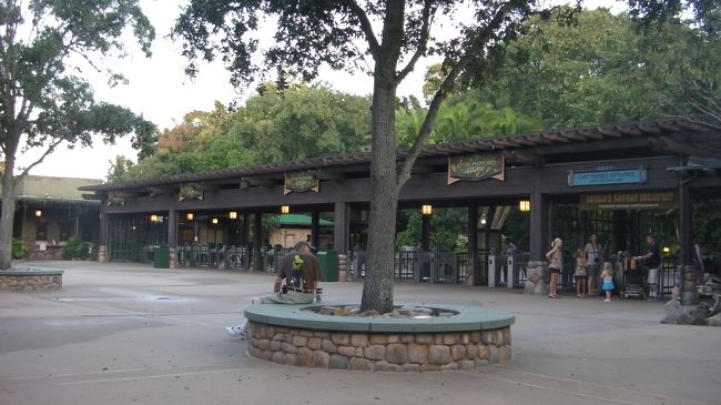 アニマルキングダムのゲート前。（※エキストラマジックアワーやキャラクターブレックファーストを利用するゲストは写真の一番右端のゲートからパーク内に入ります。ちなみに開園前にパーク内のレストランを利用するゲストについてはゲートの前でレストランの予約確認が行われます。もしミッキーネットからレストランの予約を頼んだ場合はミッキーネットの名前で予約が入っているので予約確認のときにミッキーネットの名前と利用する人数を言えばいいです。）