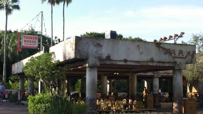 本日の朝食場所「タスカーハウスレストラン」。外見はさびれたモーテルみたいな建物です。（※ここでは入店するためのチェックインとテーブルに案内するためのチェックインの２回チェックインをしないといけないので注意です。内容はゲート前でした予約確認と同じです。）