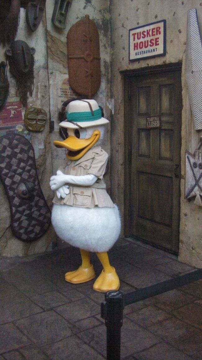 一回目のチェックインを終えた後、建物の奥に入るとキャラクターが出迎えてくれます。このときはドナルドでした。（※この近くで２回目のチェックインを受けます。無事チェックインが終わればレストラン内の自分のテーブルに案内されてやっと朝食にありつけます。）