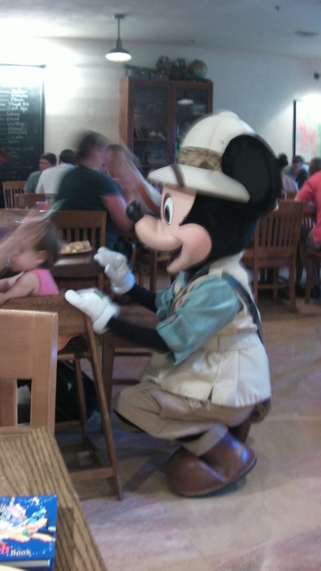 しばらく朝食をとっているとキャラクター達がやって来ます。こんな感じでゲストとの触れ合いを楽しんでいます。