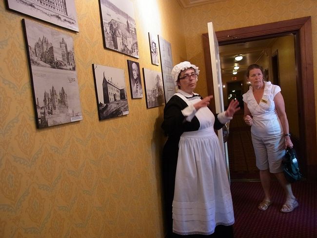 ホテルの変遷や、宿泊した有名人などの説明が。