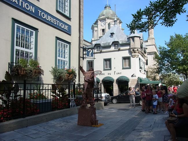 ホテルツアーを終えて急いで次のウォーキングツアーに参加。<br />この日はスタチュウパフォーマーが何人か演技中でした。