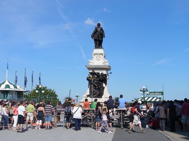 これは本物のスタチュウ。<br />この下の広場では、一日中色々なパフォーマーが演技していました。<br />ケベックシティにはサーカスの学校があるそうです。<br />そこの学生がここで演技をできるらしい。<br />とにかく観光客でいっぱいの場所だから結構かせげるのでは？<br />