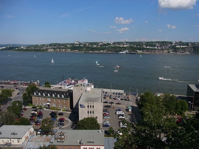 セントローレンス川です。たくさんのヨットを見ていると、<br />川とは思えないですね。手前に見えるのは旧市街。