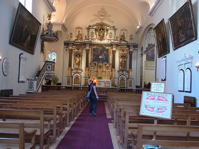 ウォーキングツアーは観光案内所の広場から出発で、2時間半のコース。<br />ガイドは中年の男性でした。客はわれわれ二人だけ。英語のツアーです。<br />友人だけならフランス語のツアーを取りたかったかもしれないのですが（彼女も練習のため）、私がいるので英語のツアー。それでも４０％くらいしか理解できない私でした。