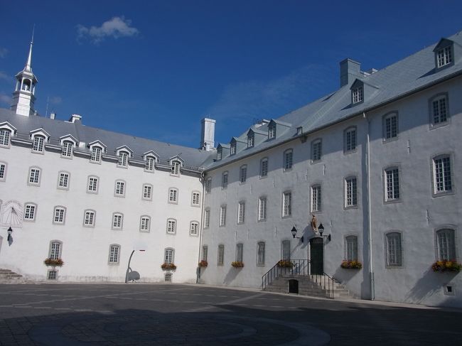 う〜ん、確か学校です。あとで確認して更新します。<br />白い美しい建物です。